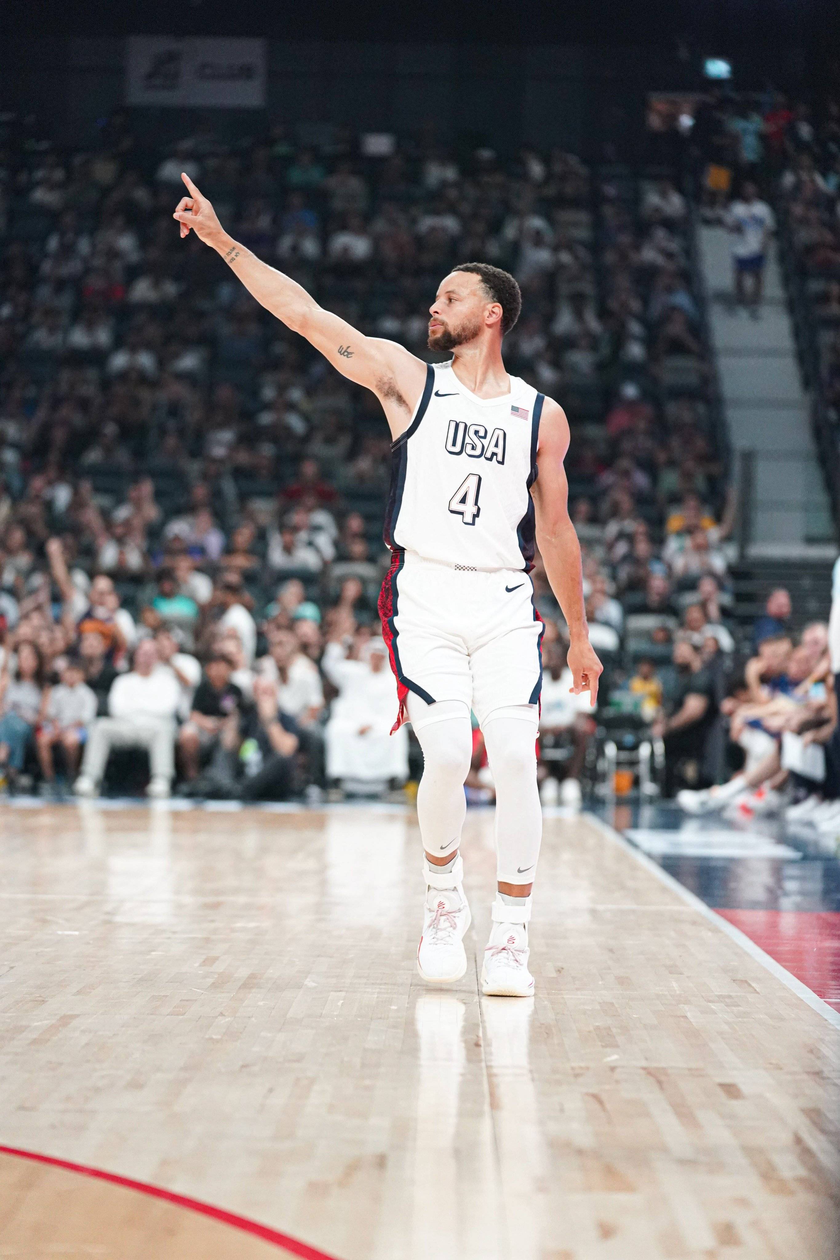 爱游戏体育-库里回归赛场，出色防守首场状态亮眼，法国队观众沸腾！的简单介绍